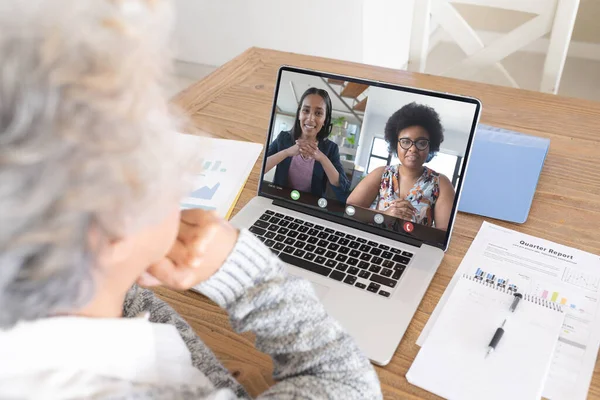 Старшая Белая Женщина Делает Видеозвонок Ноутбуком Двумя Разнообразными Коллегами Деловое — стоковое фото