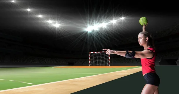 Kaukasische Handballerin Zeigt Beim Ballhalten Beleuchteten Stadion Weg Kopierraum Mannschaftssport — Stockfoto