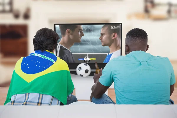 Vista Trasera Dos Aficionados Brasileños Fútbol Viendo Televisión — Foto de Stock