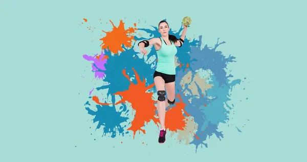 青い背景にカラフルな抽象的なパターンを持つハンドボールを投げる白人女性選手 コピースペース デジタル複合体 ボールスポーツ 世界選手権 — ストック写真