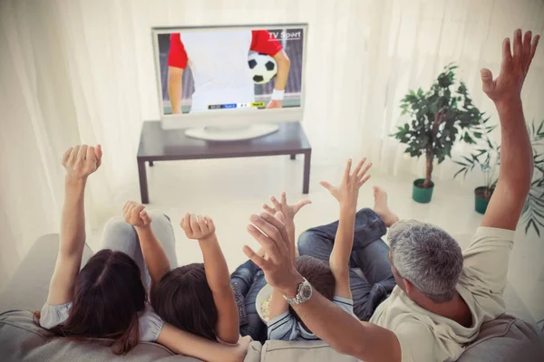 Família Aplaudindo Assistindo Copa Mundo Casa Sala Estar — Fotografia de Stock