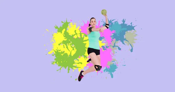 白人女性のハンドボール選手は 紫色の背景にカラフルなパターンでボールを投げます コピースペース デジタル複合体 ボールスポーツ 世界選手権 — ストック写真