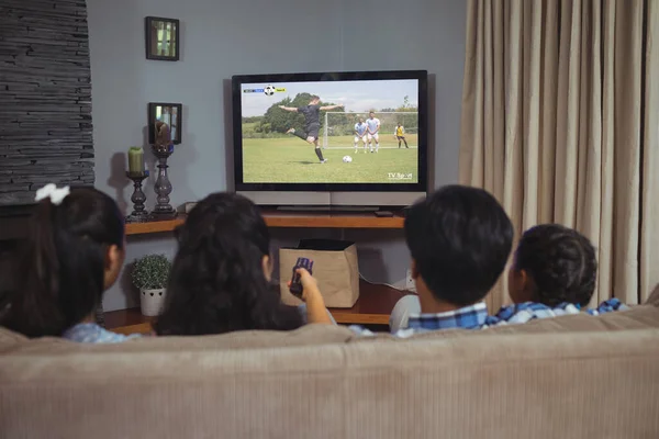 Família Latina Feliz Assistindo Jogo Futebol Sentados Juntos Sofá Desporto — Fotografia de Stock