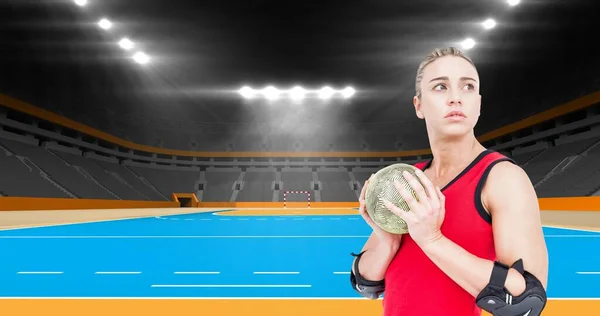 照明のあるスタジアムでボールを持ちながら 注目の白人女性選手 コピースペース デジタル複合体 ボールスポーツ 世界選手権 — ストック写真