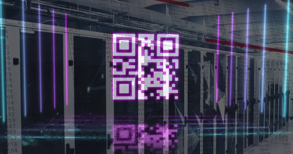 サーバールームに対するマルチカラーラインとピンクの光るQrコードのデジタル複合体 多重露光 ネットワークセキュリティ データセンター ネットワーキング テクノロジー — ストック写真
