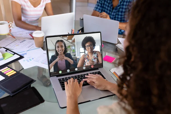 Femme Affaires Biracial Dans Bureau Faisant Appel Vidéo Ordinateur Portable — Photo