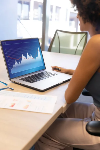 Mulher Biracial Feliz Usando Laptop Com Gráficos Tela Interface Azul — Fotografia de Stock