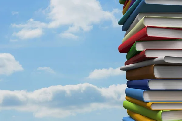 Bücherstapel Gegen Den Himmel — Stockfoto