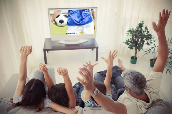 Família Aplaudindo Assistindo Copa Mundo Casa Sala Estar — Fotografia de Stock