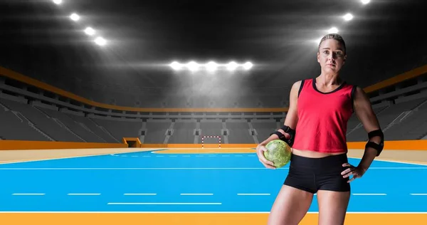 Retrato Jogador Handebol Caucasiano Feminino Muscular Confiante Com Bola Estádio — Fotografia de Stock