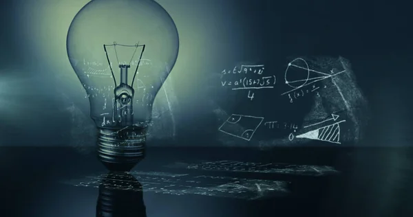Bild Glödlampa Med Vetenskapliga Formler Och Databehandling Vetenskap Idéer Och — Stockfoto