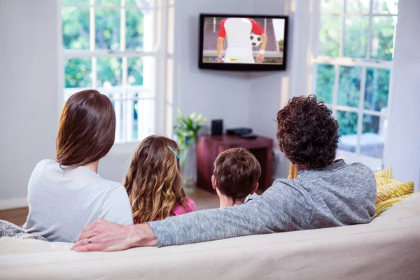 Família Assistindo Televisão Enquanto Sentado Sofá Casa — Fotografia de Stock