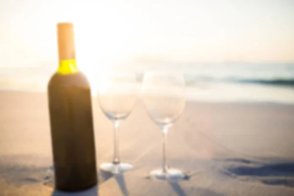 Vinné Sklenice Víno Lahve Slunné Pláži — Stock fotografie