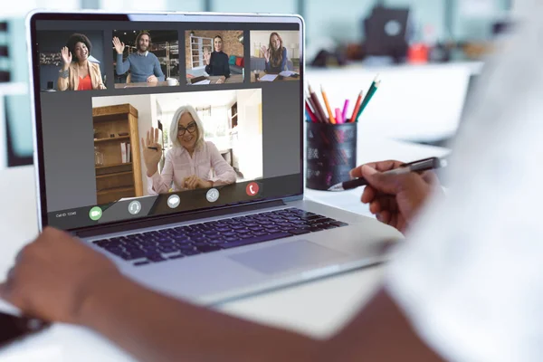 Handen Van Afro Amerikaanse Vrouw Met Laptop Videogesprek Met Diverse — Stockfoto