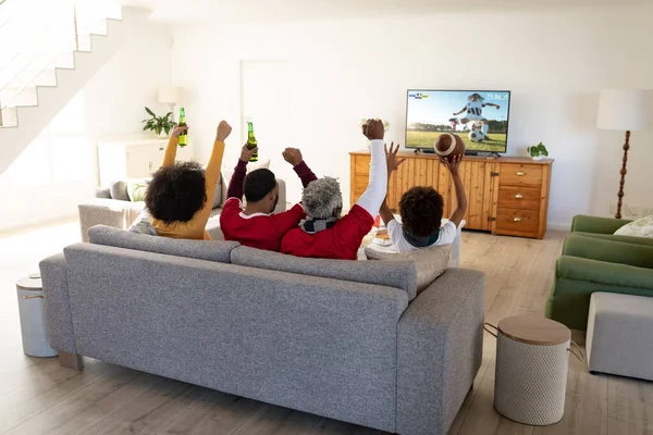 Feliz Familia Afroamericana Viendo Partidos Fútbol Juntos Sentados Sofá Fútbol — Foto de Stock