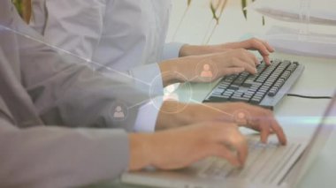 Telefon kulaklığı takan çeşitli iş adamlarıyla bağlantı ağının animasyonu. Küresel iş, bağlantılar, ağ oluşturma ve veri işleme kavramı dijital olarak oluşturulmuş video.