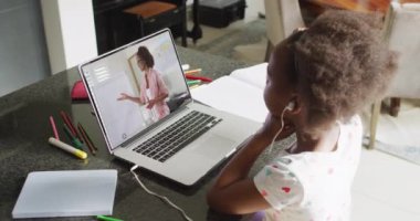 Kulaklıklı Afro-Amerikan bir kızın dizüstü bilgisayarında online ders aldığı animasyon. Evde eğitim, çevrimiçi dersler ve dijital olarak üretilen teknoloji konsepti ile eğitim.