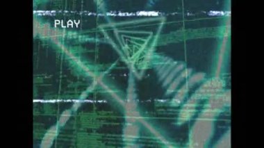 Yeşil arka planda, üçgen tüneldeki pürüzsüz desen üzerindeki vhs arızasının animasyonu. Bilgisayar arayüzü ve iş ağı teknolojisi kavramı