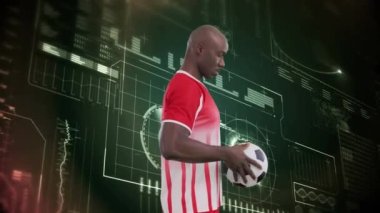 Afro-Amerikan erkek futbolcu üzerinden veri işleme animasyonu. Küresel spor ve dijital arayüz kavramı dijital olarak oluşturulmuş video.