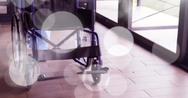 Tekerlekli sandalyede benekler. Uluslararası Engelliler Günü konsepti dijital olarak oluşturulmuş video.