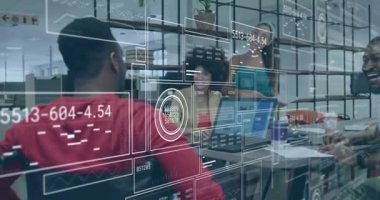 Engelli Afro-Amerikan adamın çeşitli iş adamlarıyla veri işleme animasyonu. Uluslararası Engelliler Günü konsepti dijital olarak oluşturulmuş video.