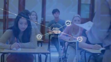 Üniversitede okuyan çeşitli üniversite öğrencileri üzerinde dijital simge ağı animasyonu. Eğitim teknolojisi kavramı