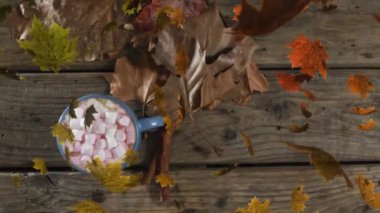 Ahşap arka planda, sonbahar yaprakları üzerinde kadehte Cadılar Bayramı şekerlemeleri canlandırması. Cadılar Bayramı, sonbahar, sonbahar, bayram geleneği ve dijital olarak üretilen video konsepti.