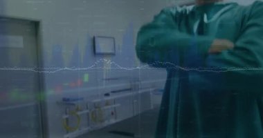 Hastanedeki gülümseyen beyaz erkek cerrahın portresi üzerinde istatistiksel veri işleme animasyonu. Tıbbi sağlık ve teknoloji konsepti