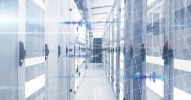 Bilgisayar sunucuları üzerinde matematik denklemleri ve veri işleme animasyonları. Küresel hesaplama, bağlantılar ve veri işleme kavramı dijital olarak oluşturulmuş video.