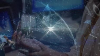 Yüz maskesi takmış Afro-Amerikan bir iş kadınının veri işleme ve küresinin animasyonu. Küresel iş ve dijital arayüz kavramı dijital olarak oluşturulmuş video.