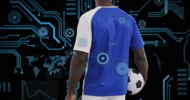 Afro-Amerikan erkek futbolcu üzerinden veri işleme animasyonu. Küresel spor ve dijital arayüz kavramı dijital olarak oluşturulmuş video.