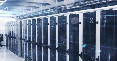 Bilgisayar sunucuları üzerinde istatistik, matematik denklemleri ve veri işleme animasyonları. Küresel hesaplama, bağlantılar ve veri işleme kavramı dijital olarak oluşturulmuş video.