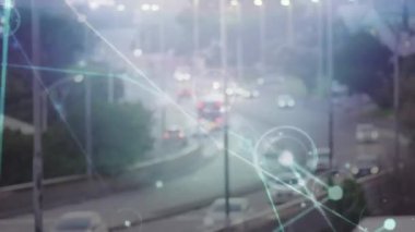 Şehir trafiğinin hava görüntüsüne karşı bağlantı ağının animasyonu. Küresel ağ ve iş teknolojisi kavramı