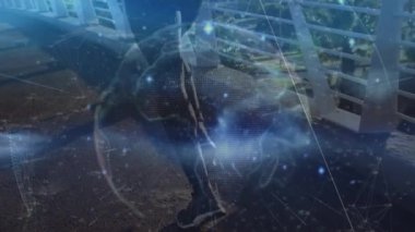 Şehir köprüsünde koşan fit bir adamın orta kesimine karşı bir dünya üzerindeki ışık izlerinin animasyonu. Spor ve spor teknolojisi kavramı