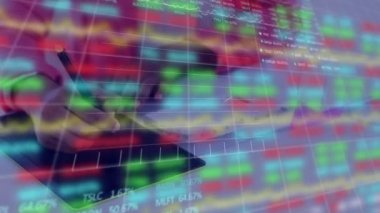 Akıllı telefon kullanan beyaz iş adamının finansal veri işleme animasyonu. Küresel işletme finansmanı ve veri işleme kavramı dijital olarak oluşturulmuş video.