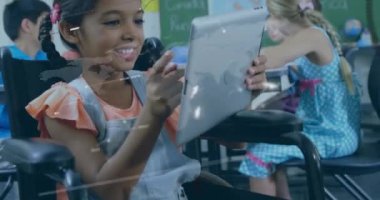 Tekerlekli sandalyede oturan engelli melez kızın veri işleme animasyonu. Uluslararası Engelliler Günü konsepti dijital olarak oluşturulmuş video.