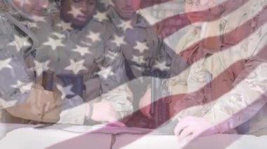 Amerikan bayrağının askerlerle muhtelif askerlerin üzerinde canlandırılması. Silahlı kuvvetler kamuoyunu vatanseverlik ve bağımsızlık kavramını dijital olarak oluşturdu..