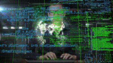 Kafkas erkek hacker ve dönen dünya üzerindeki veri işleme arayüzünün animasyonu. Siber güvenlik ve bilgisayar arayüzü teknolojisi kavramı