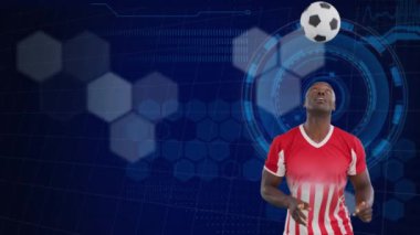 Afro-Amerikan erkek futbolcu üzerinden veri işleme animasyonu. Küresel spor ve dijital arayüz kavramı dijital olarak oluşturulmuş video.