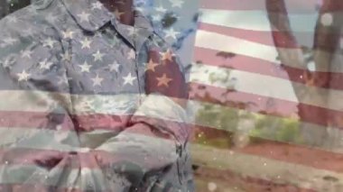 Amerika Birleşik Devletleri bayrağı üzerinde Afro-Amerikan askerinin animasyonu. Amerikan geleneği, demokrasi ve silahlı kuvvetler konsepti dijital olarak oluşturulmuş video.