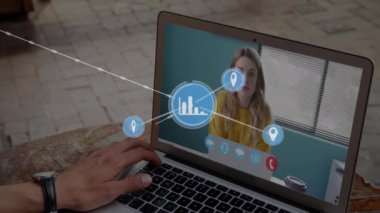 Kafede dizüstü bilgisayarı olan bir adamın dikiz aynasındaki profil simgelerinin animasyonu. Küresel ağ ve iş teknolojisi kavramı