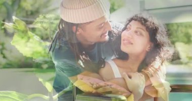 Melez erkek ve engelli kadının tekerlekli sandalyede oturması üzerine çimen animasyonu. Uluslararası Engelliler Günü konsepti dijital olarak oluşturulmuş video.