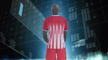 Afro-Amerikan erkek futbolcu üzerinden veri işleme animasyonu. Küresel spor ve dijital arayüz kavramı dijital olarak oluşturulmuş video.
