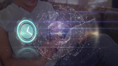Dijital tablet kullanan beyaz bir kadına karşı saatlerin ve bağlantı ağının animasyonu. Küresel ağ ve iş teknolojisi kavramı
