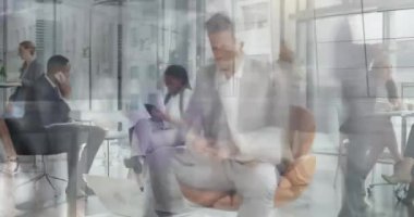 Kafkasyalı iş adamının üzerinde hızla yürüyen insanların animasyonu. Küresel bağlantılar, veri işleme ve dijital olarak oluşturulan iş konsepti.