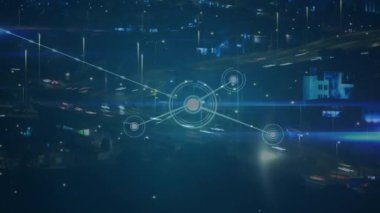 Gece şehir trafiğinin hava görüntüsü üzerinden bağlantı ağının animasyonu. Küresel ağ ve iş teknolojisi kavramı