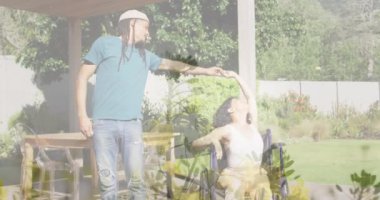 Melez erkek ve engelli kadının tekerlekli sandalyede oturması üzerine çimen animasyonu. Uluslararası Engelliler Günü konsepti dijital olarak oluşturulmuş video.