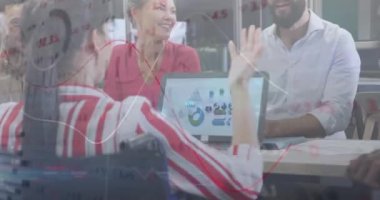 Çeşitli iş arkadaşları olan engelli beyaz kadın hakkında veri işleme animasyonu. Uluslararası Engelliler Günü konsepti dijital olarak oluşturulmuş video.