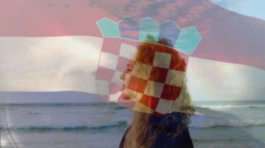 Kafkasyalı bir kadının sahilde dikilirken Hırvat 'a el salladığının birleşik videosu. Ulusal turizm ve seyahat kavramı