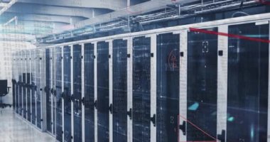 Bilgisayar sunucuları üzerinde matematik denklemleri ve veri işleme animasyonları. Küresel hesaplama, bağlantılar ve veri işleme kavramı dijital olarak oluşturulmuş video.